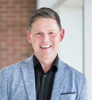 Headshot of Erik Applegate.