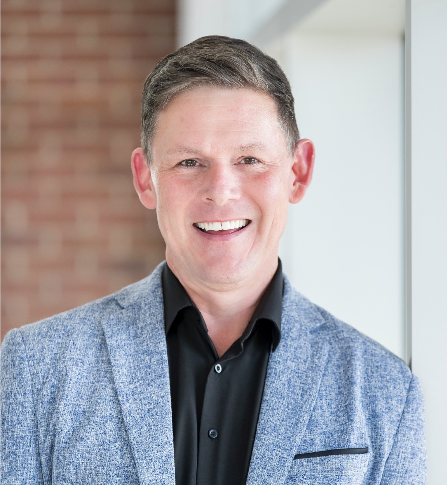 Headshot of Erik Applegate.