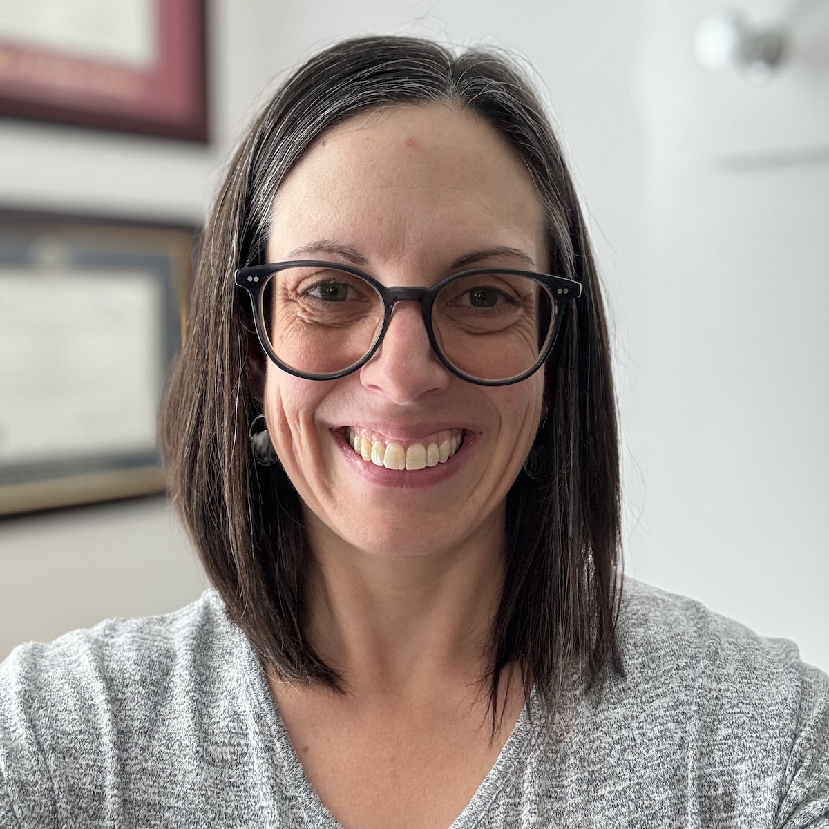 A headshot of Sara Gisi.