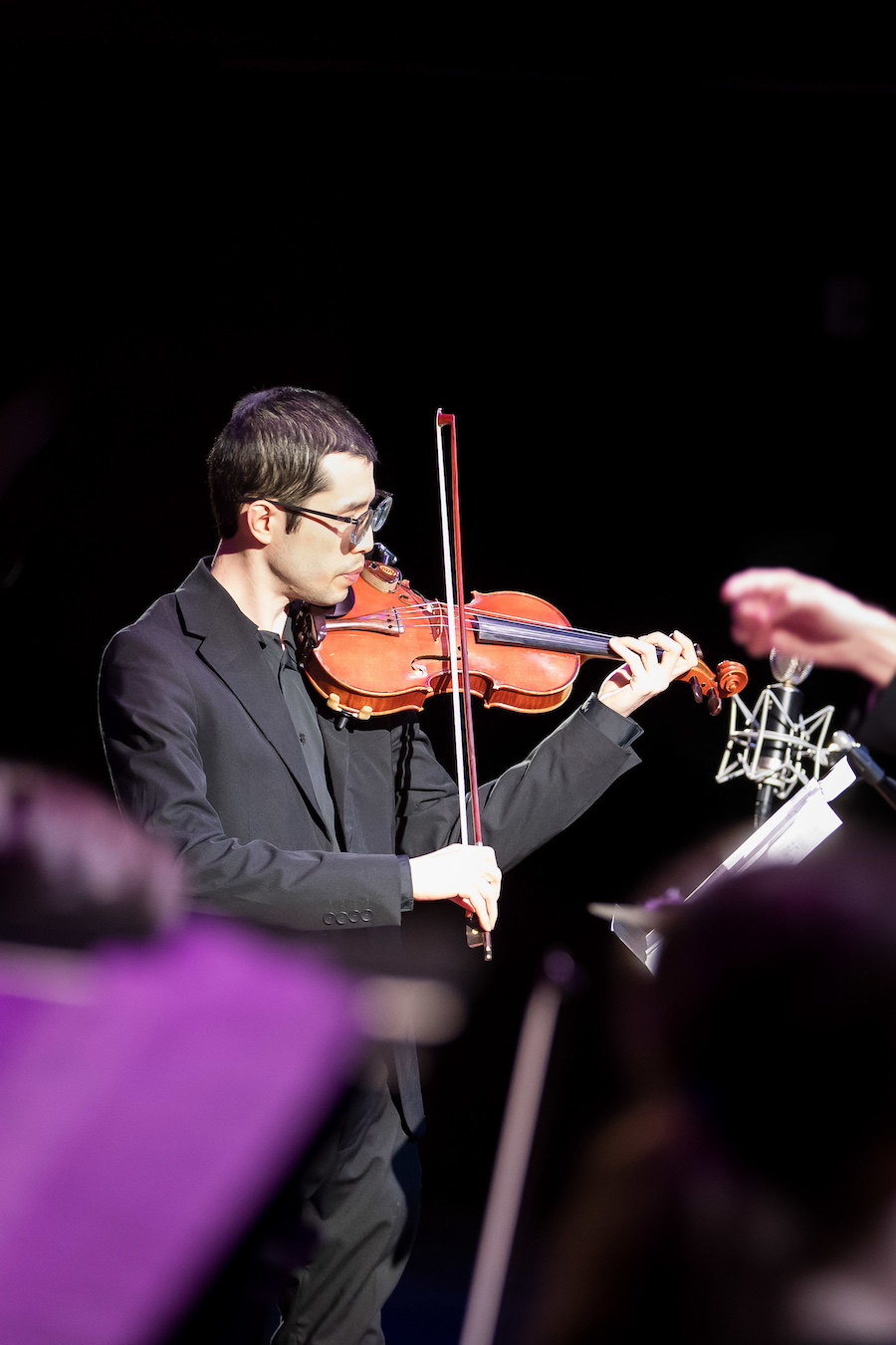 Violin player performing in the jazz Travelogue concert in 2024.