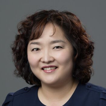 A portrait of Hannah Kang.