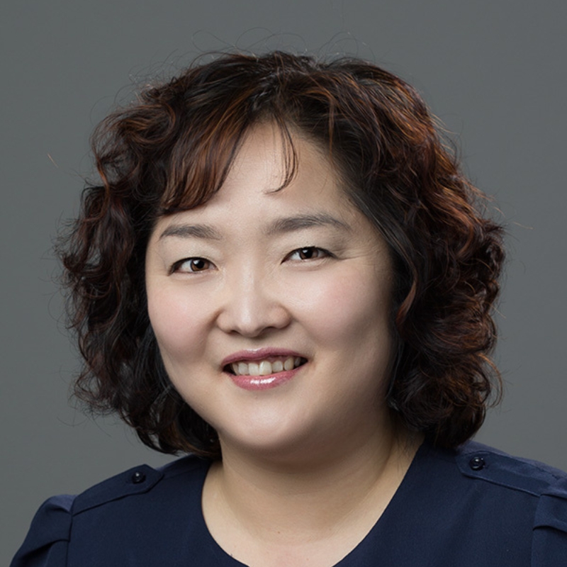 A portrait of Hannah Kang.