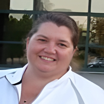 A headshot of Tara Campbell.