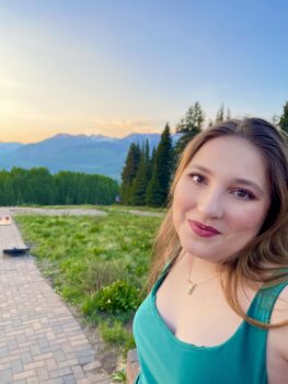 Photo of Philosophy alumni Rachel Lesser outside