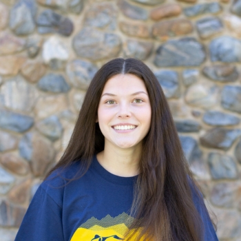 A portrait of Mia Venners