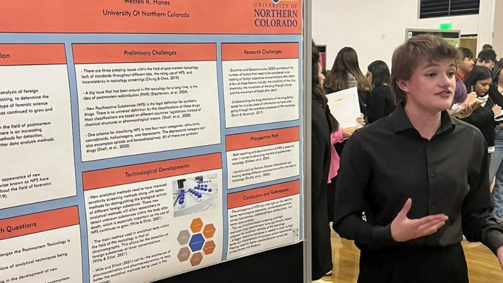 University 101 student presenting at research night