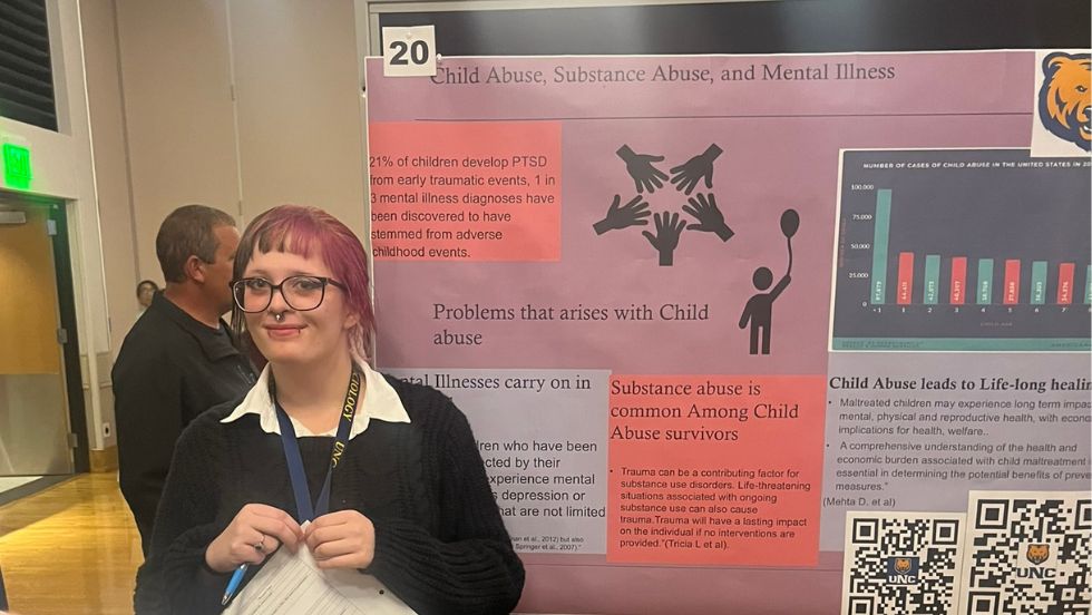 University 101 student presenting at research night