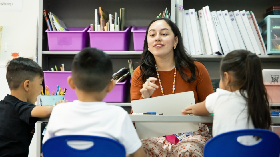 Cumbres student teaching younger students