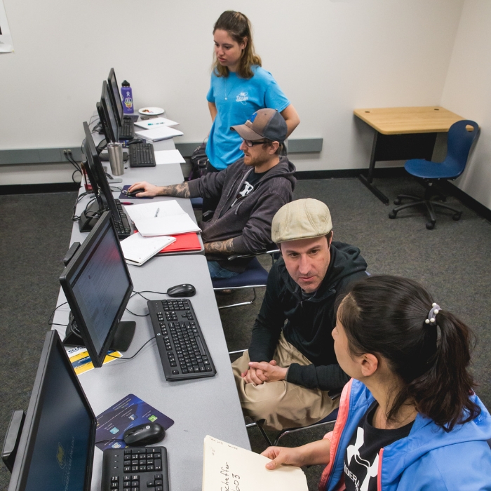 Applied Statistics and Research Methods students working in a computer lab together