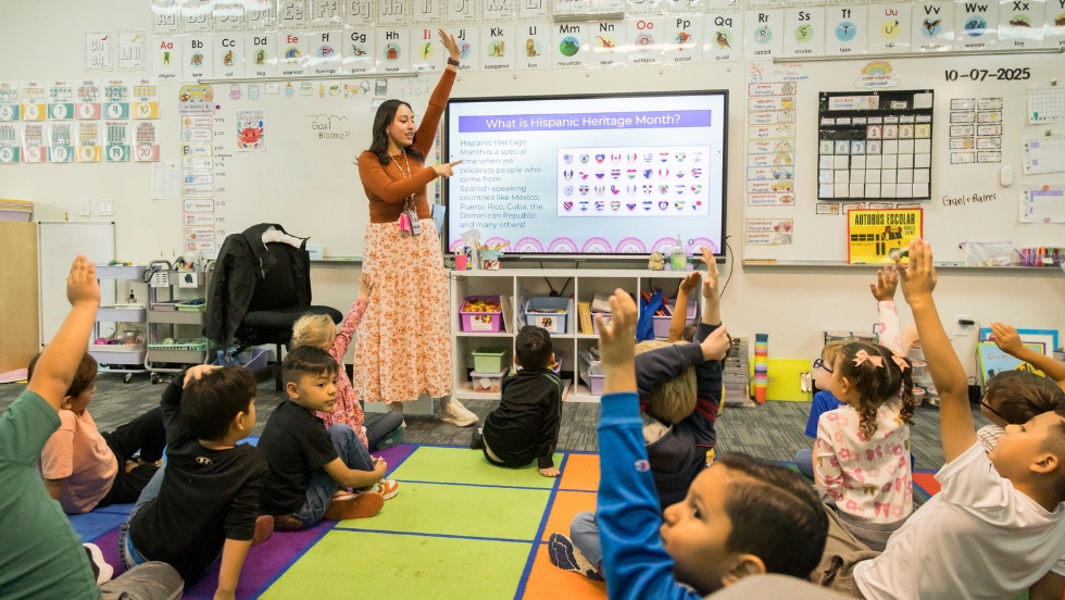 A female teacher teaching a group of students