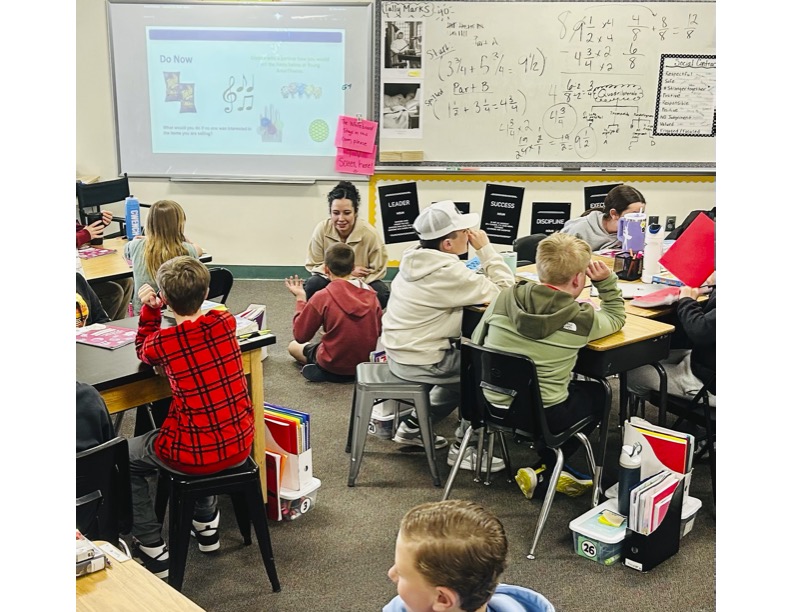 2026 graduate Kim Mendoza with her students at Fox Hollow Elementary in Cherry Creek Schools