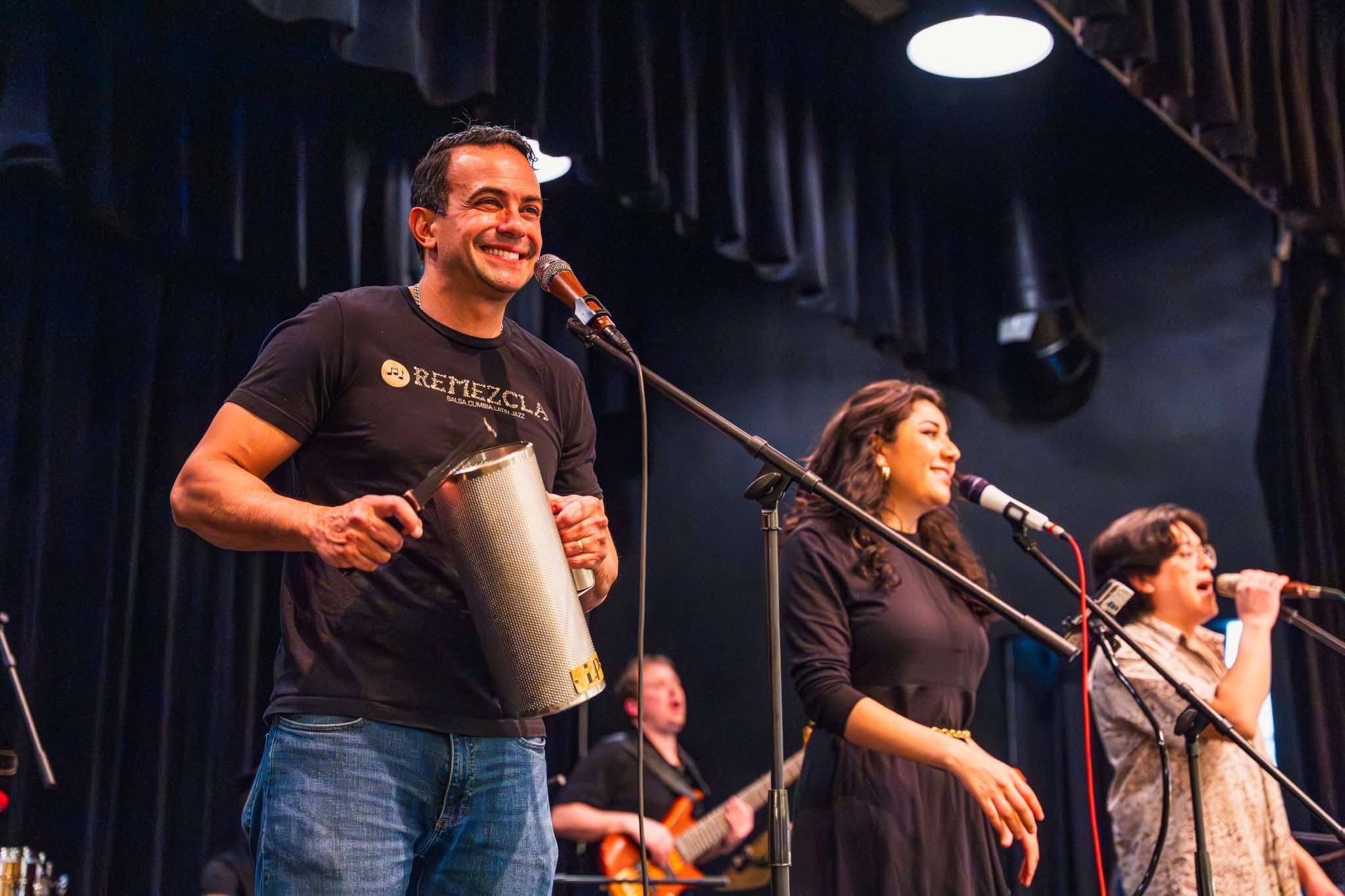 Remezcla Band performing.