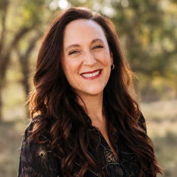A portrait of Cara Shannon