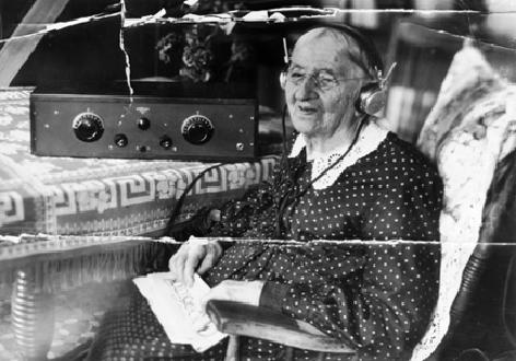 Listening To The Radio (1924)