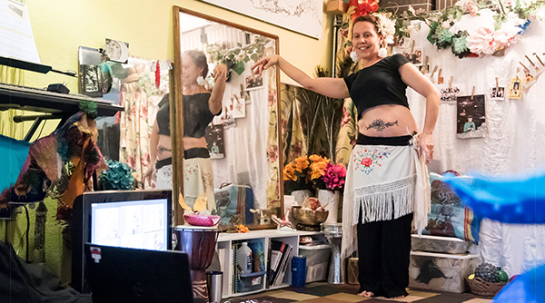 Sandy Shatki teaching online belly dancing lessons
